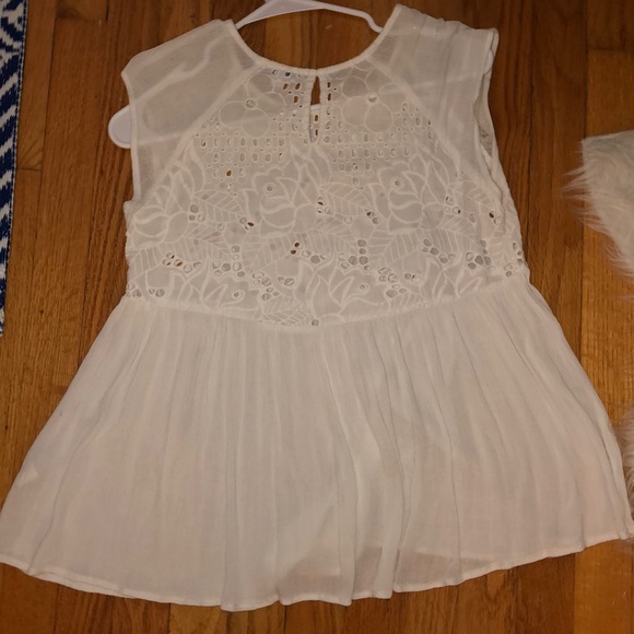 Flowy Top with Lace Roses - Picture 2 of 3